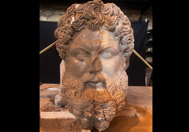 glowa Zeusa z afrodyzji