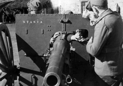 Czyszczenie 75 mm armaty polowej Schneider wz 1897