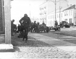 Wojska_niemieckie_na_przedmieściach_Warszawy_(2-44)